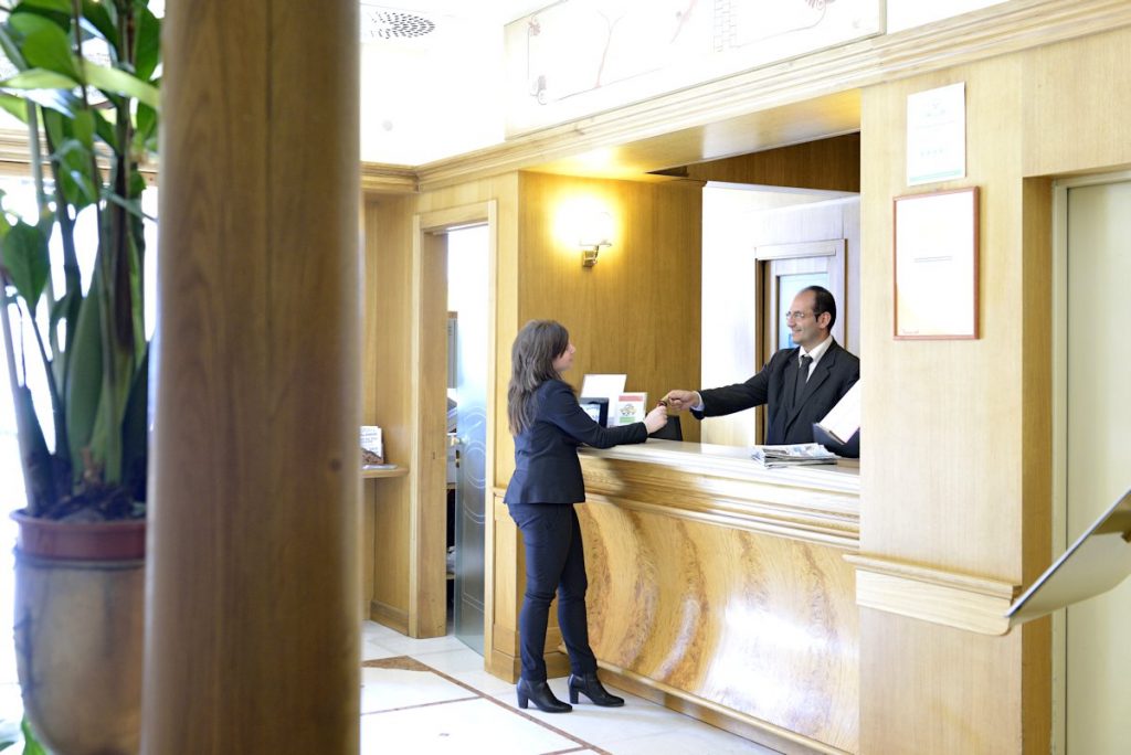 Hall d'accueil et réception du Grand Hotel Europa, hotel 3 étoiles avec restaurant Naples Italie