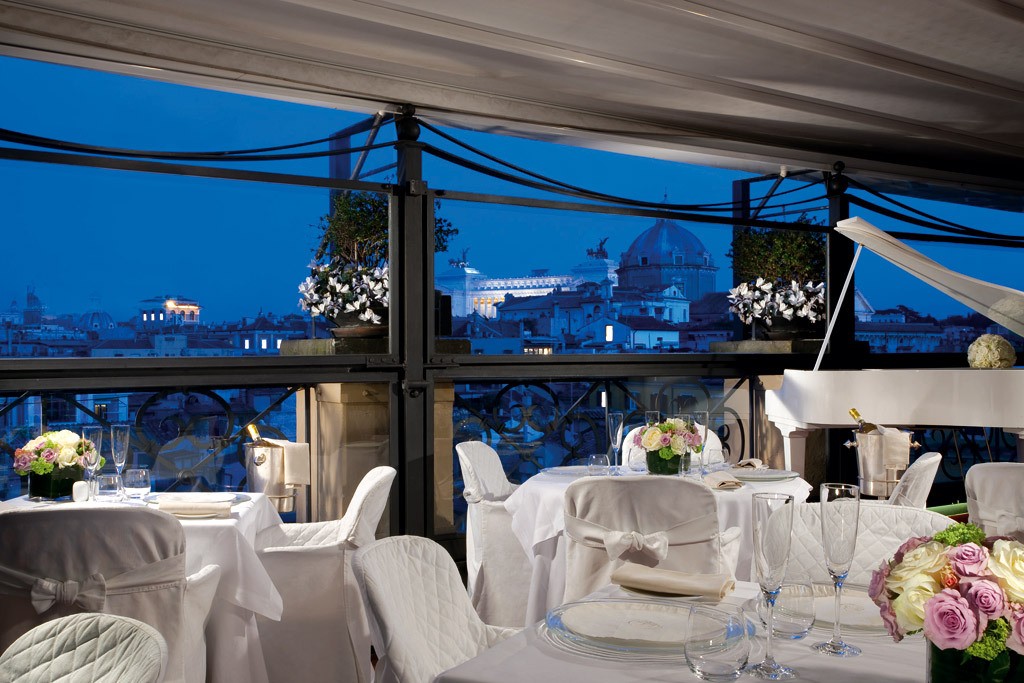 Restaurant Minerva sur la terrasse panoramique, vue sur la Piazza Venezia (Rome)