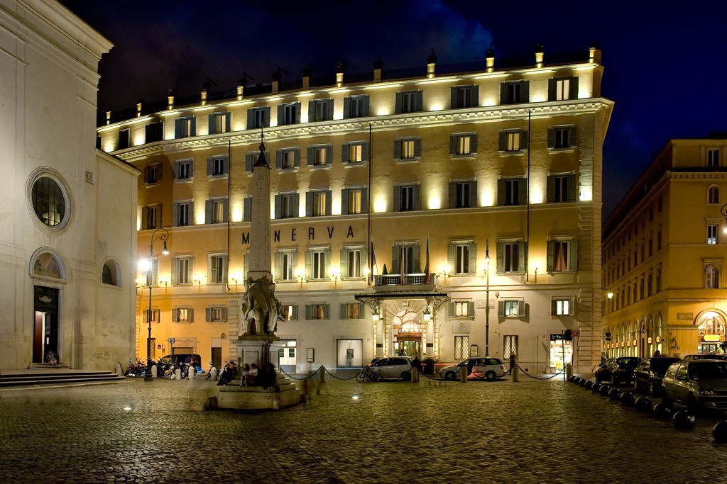 Piazza della Minerva e Grand Hotel de la Minerve Rome Italie