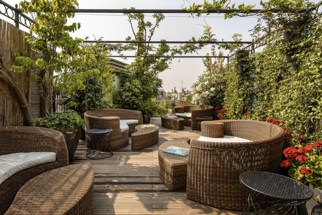 Salon sur la terrasse panoramique de l'hôtel Milano Scala (Milan, Italie)