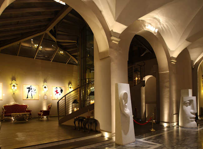 Hall d'accueil avec expositions d’œuvres d'art au Borghese Palace Art Hotel, centre historique Florence Italie