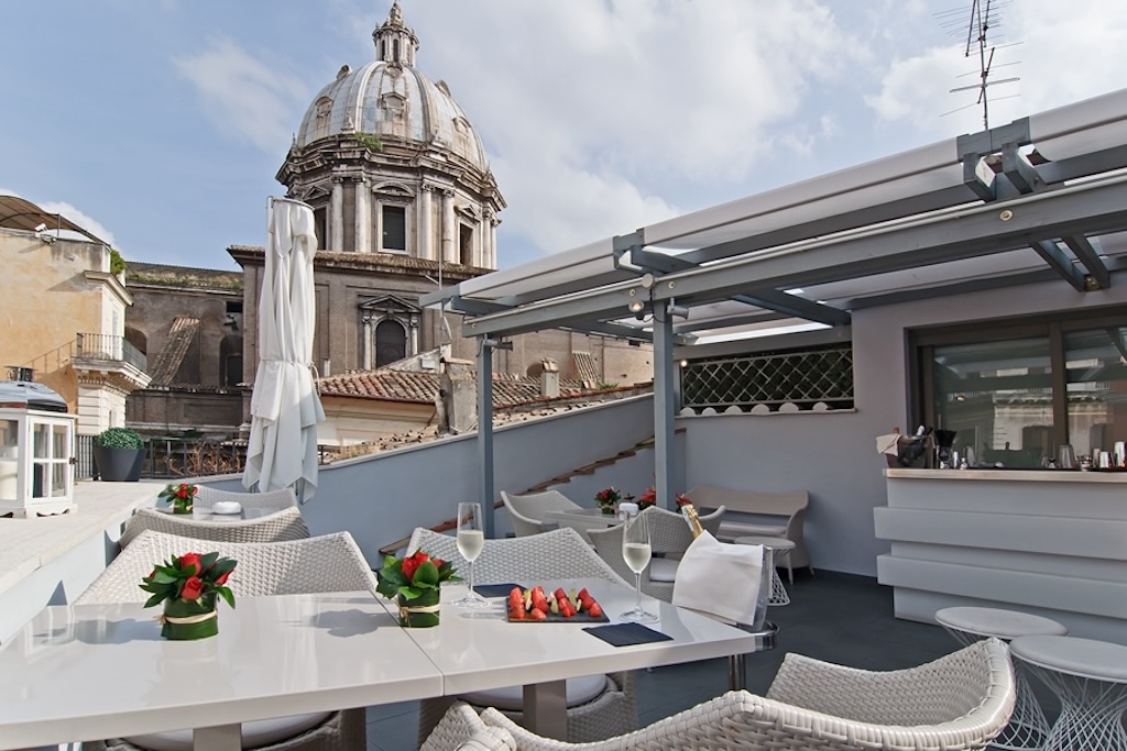Le toit-terrasse de l'hôtel Lunetta et sa vue sur la coupole de l'église Sant'Andrea della Valle