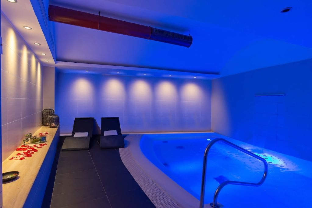 Piscine intérieure du Spa de l'hôtel Lunetta à Rome en Italie